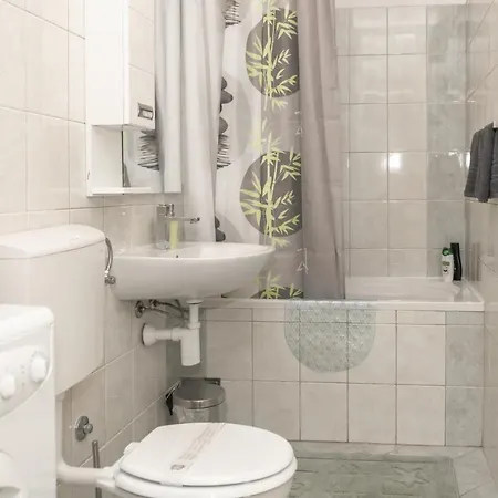 Daire Sunny & Spacious, 2 Bedroom With Free Parking