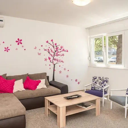 Daire Sunny & Spacious, 2 Bedroom With Free Parking *