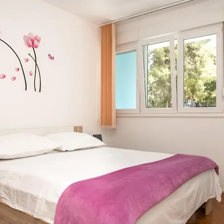 Sunny & Spacious, 2 Bedroom With Free Parking Daire