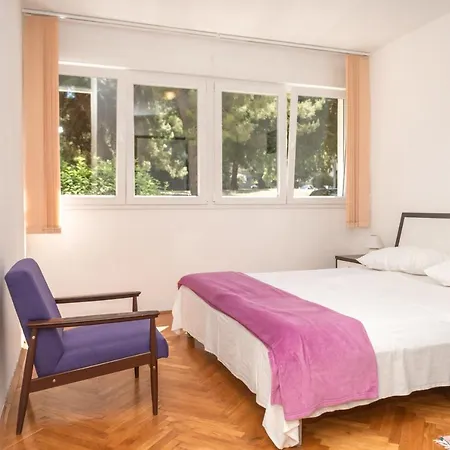 Sunny & Spacious, 2 Bedroom With Free Parking דירה *