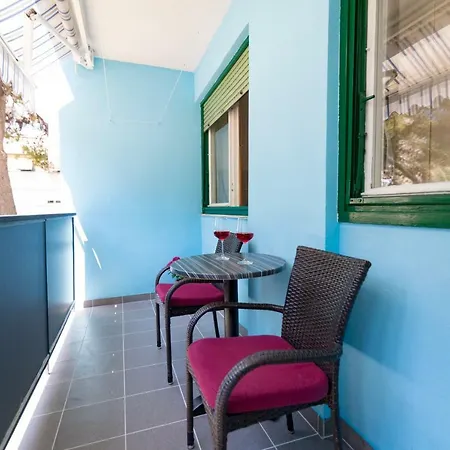 Daire Sunny & Spacious, 2 Bedroom With Free Parking Split