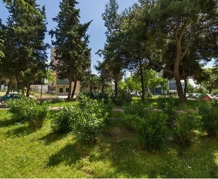 Daire Sunny & Spacious, 2 Bedroom With Free Parking