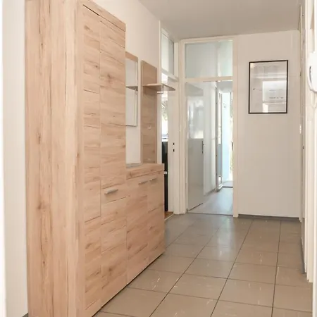 Sunny & Spacious, 2 Bedroom Apartment With Free Parking * Split