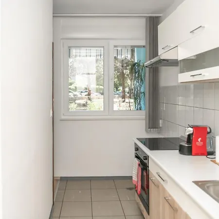 Sunny & Spacious, 2 Bedroom Apartment With Free Parking Split