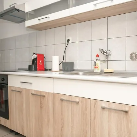 Sunny & Spacious, 2 Bedroom Apartment With Free Parking *