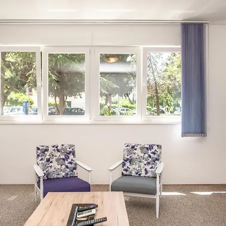 Sunny & Spacious, 2 Bedroom Apartment With Free Parking Apartment