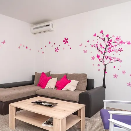Sunny & Spacious, 2 Bedroom Apartment With Free Parking