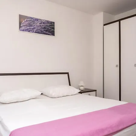 Apartment Sunny & Spacious, 2 Bedroom Apartment With Free Parking *