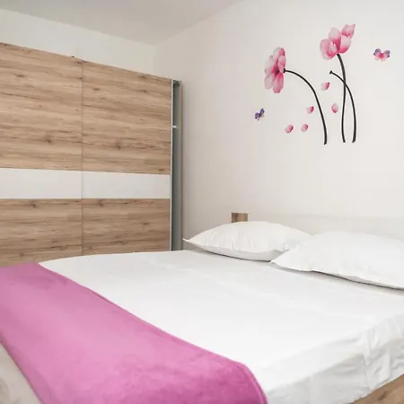 Sunny & Spacious, 2 Bedroom Apartment With Free Parking * Split