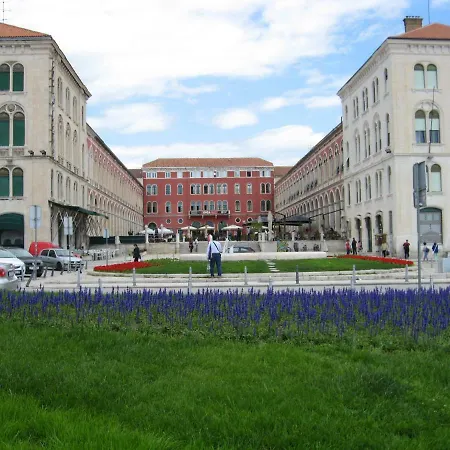 Sunny & Spacious, 2 Bedroom Apartment With Free Parking Apartment Split