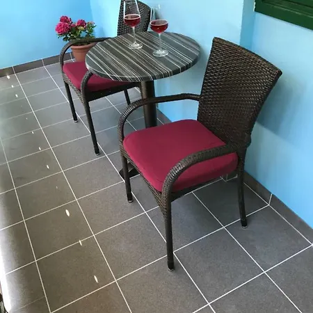 Sunny & Spacious, 2 Bedroom Apartment With Free Parking *