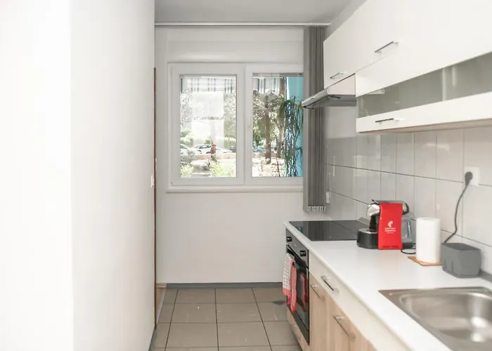 Sunny & Spacious, 2 Bedroom With Free Parking Split