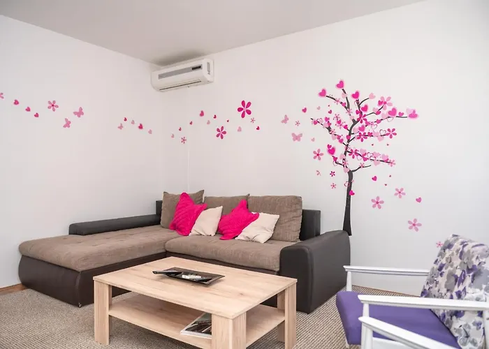 Sunny & Spacious, 2 Bedroom With Free Parking