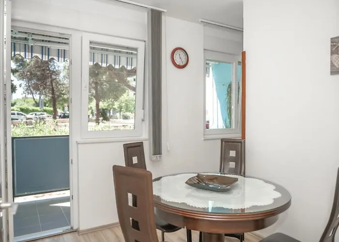 Sunny & Spacious, 2 Bedroom With Free Parking * Split