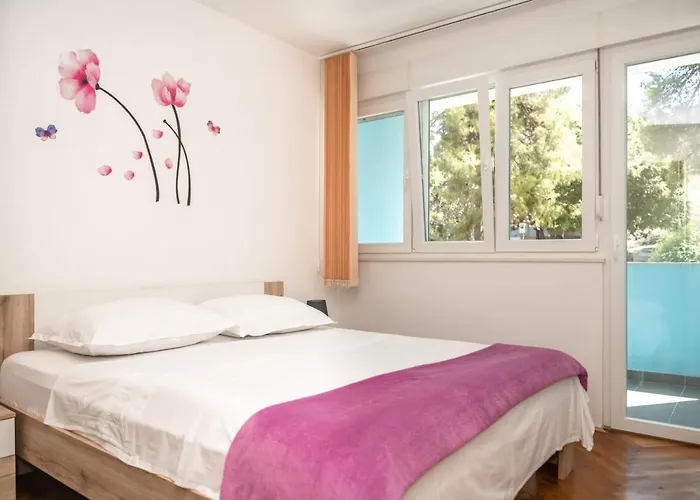 Sunny & Spacious, 2 Bedroom With Free Parking Apartament