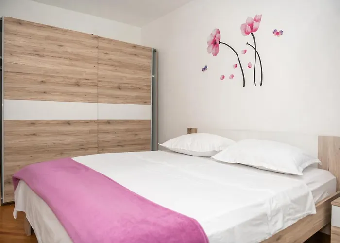 Sunny & Spacious, 2 Bedroom With Free Parking * Split