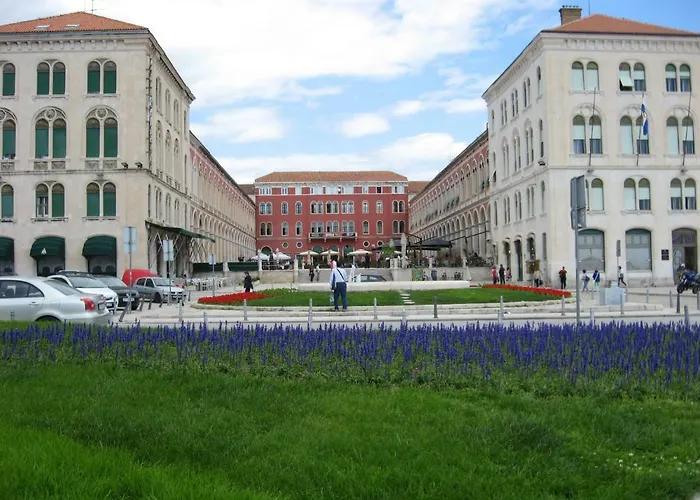 Sunny & Spacious, 2 Bedroom With Free Parking Apartament Split