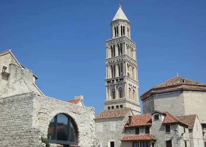 Sunny & Spacious, 2 Bedroom With Free Parking Apartament Split