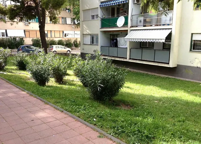 Sunny & Spacious, 2 Bedroom With Free Parking Split