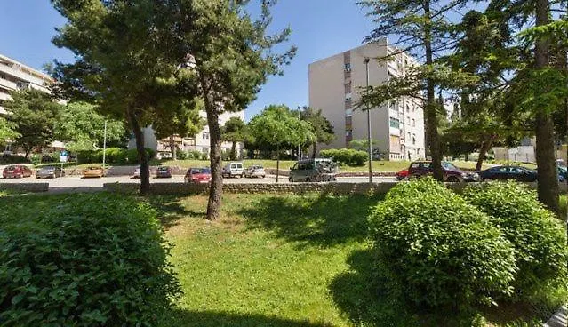 Sunny & Spacious, 2 Bedroom With Free Parking Apartament Split