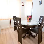 Sunny & Spacious, 2 Bedroom With Free Parking 公寓
