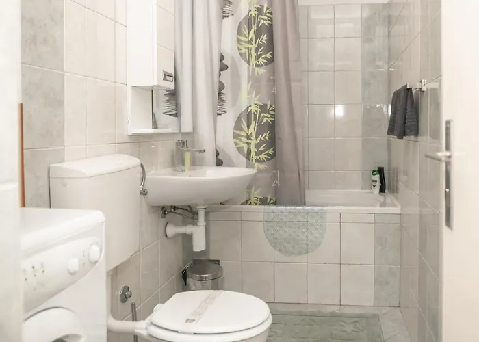 Апартаменты Sunny & Spacious, 2 Bedroom With Free Parking