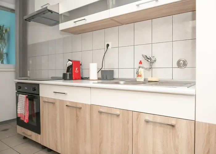 Sunny & Spacious, 2 Bedroom With Free Parking *