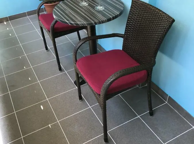 Sunny & Spacious, 2 Bedroom With Free Parking *