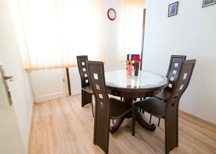 Sunny & Spacious, 2 Bedroom With Free Parking Апартаменты